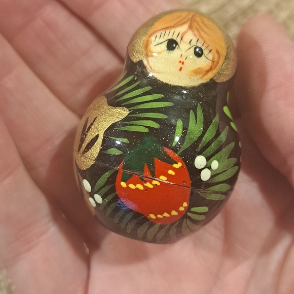 Babushka Matrioschka Folklore Golden Red Woman 5pcs. Strawberry - Picture 5 of 8